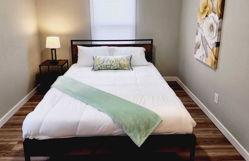 Glendale House | NEW updated Cozy 2BDR house near Convention Center