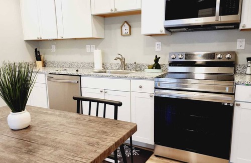 Glendale House | NEW updated Cozy 2BDR house near Convention Center