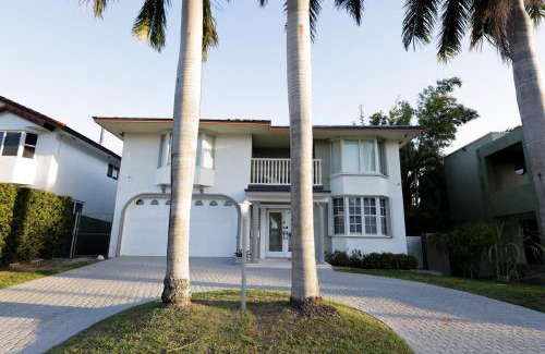 Seybold Villa | New! Upscale Modern waterfront apartment 3BR 3BA