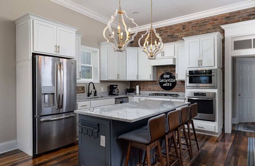 Phoenix Hill House | New! Urban Vibrance! NuLu - Walkable - Hot Tub!