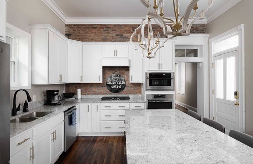 Phoenix Hill House | New! Urban Vibrance! NuLu - Walkable - Hot Tub!