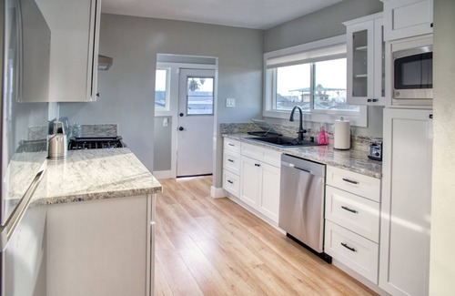Ventura House | *NEW* Ventura Beach House, 2+2+bonus room & garage, 7 min walk to beach/pier
