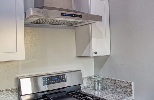 Ventura House | *NEW* Ventura Beach House, 2+2+bonus room & garage, 7 min walk to beach/pier