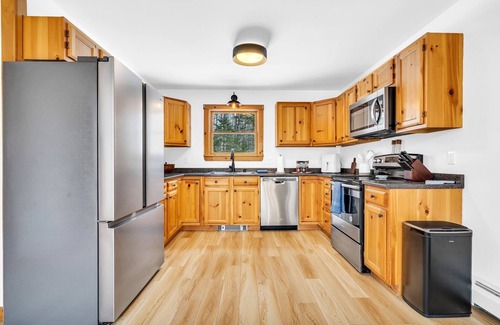 Sunday River Area Ski Chalet | NEW! Views! HotTub! FirePlace! Arcade Game! Sleeps 11
