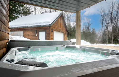 Sunday River Area Ski Chalet | NEW! Views! HotTub! FirePlace! Arcade Game! Sleeps 11