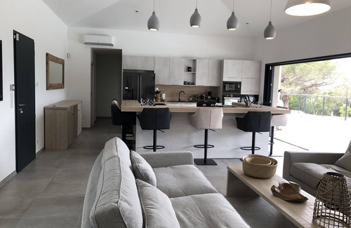 Cirendinu Villa | New villa with 4 bedrooms (4 bathrooms) for 8 people. Sea view