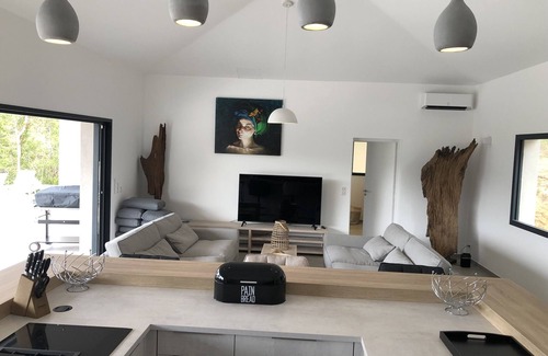 Cirendinu Villa | New villa with 4 bedrooms (4 bathrooms) for 8 people. Sea view