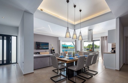 Mali Vareski House | New villa with private pool, darts, BBQ