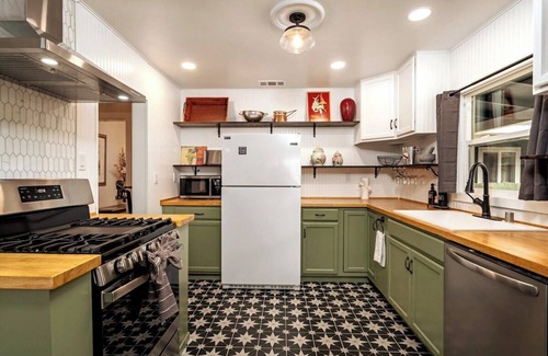 Murphys House | NEW Vintage Vine House & Retreat, walk to Main St!