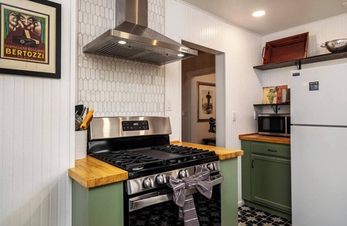 Murphys House | NEW Vintage Vine House & Retreat, walk to Main St!