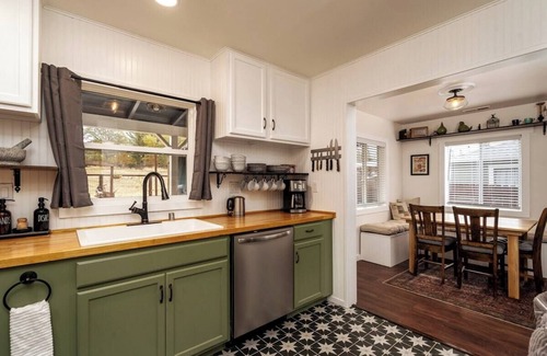 Murphys House | NEW Vintage Vine House & Retreat, walk to Main St!