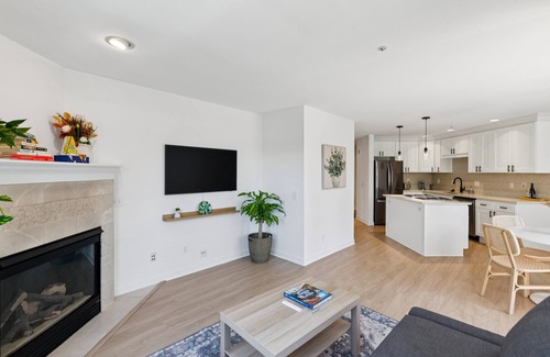 East Queen Anne Condo | NEW! Walkable Seattle Gem Close To Everything