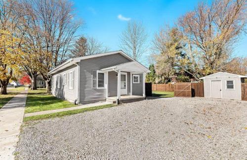 Anchorville Apartment | New! Warm & Cozy 3BR w/Hot Tub, Firepit & BBQ!