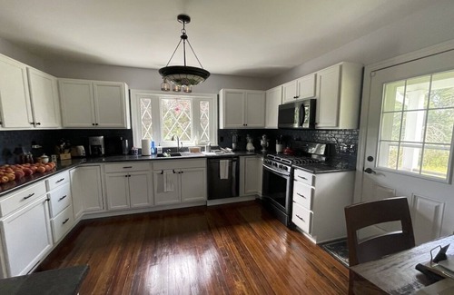 Mount Pocono Cottage | NEW~Warm, Modern 3BR Lodge/Cabin w/Wood-Burn Fireplace