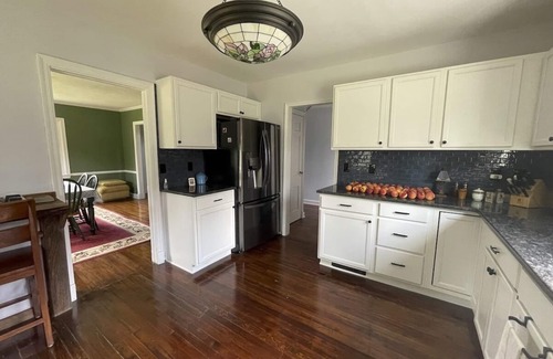 Mount Pocono Cottage | NEW~Warm, Modern 3BR Lodge/Cabin w/Wood-Burn Fireplace