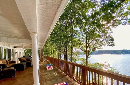 Southmont House | NEW Waterfront Home, Deep Water Dock, Sunset views, Theatre & Game Rooms, Kayaks
