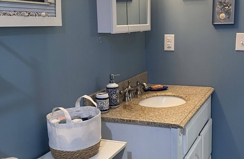 Shoreline Park House | New waterfront w/ kitchen! Pet friendly. Boat, fish! Minutes to beaches & casino