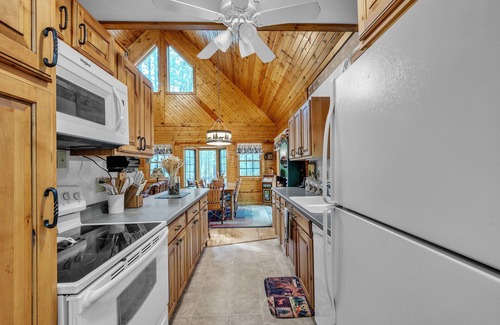 Town of Westfield Cabin | NEW! Woodlands Cabin Retreat in Oxford