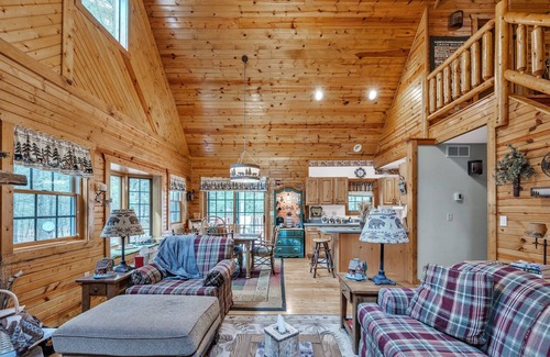 Town of Westfield Cabin | NEW! Woodlands Cabin Retreat in Oxford