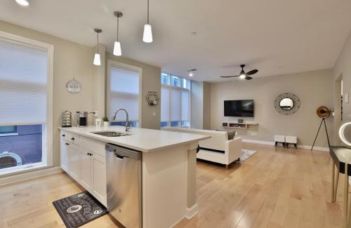 Over-the-Rhine Apartment | *New* XquisiteMidCenturyM0d~ Condo *OTR* w/Parking