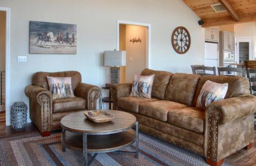 Oakhurst Villa | NEW! Yosemite Mountain villa, stunning views -more