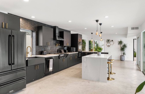 Northridge House | NEW Zen Soul Housen4-bed/3 bath outdoor shower, sauna, pool, gym-LA Escape
