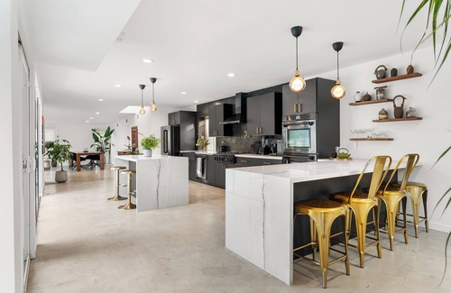 Northridge House | NEW Zen Soul Housen4-bed/3 bath outdoor shower, sauna, pool, gym-LA Escape