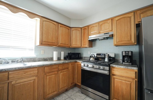 Newark Hotel | Newark Liberty Gem Brick House Apt 3