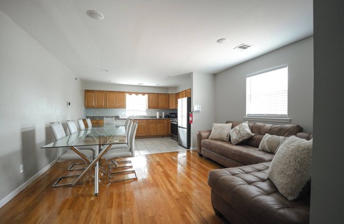 Newark Hotel | Newark Liberty Gem Brick House Apt 3