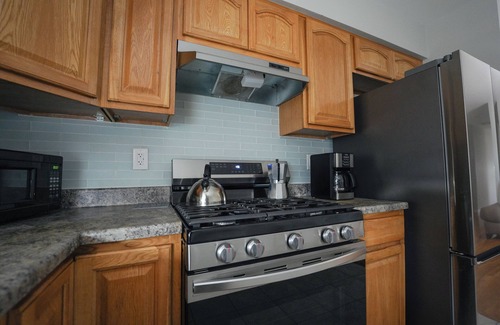 Newark Apartment | Newark Liberty Gem Brick House - Apt 3