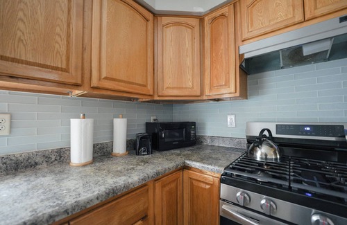 Newark Apartment | Newark Liberty Gem Brick House - Apt 3