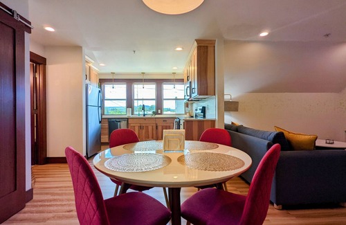 Newberg Apartment | Newberg Wine Country Suites: Noir Room