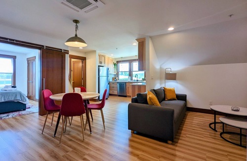Newberg Apartment | Newberg Wine Country Suites: Noir Room