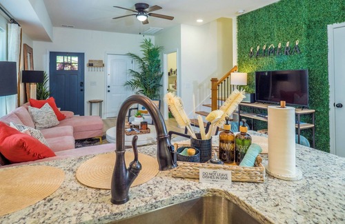 Graysville House | 𝔑𝔢𝔴𝔹𝕆𝕄| Two Townhomes in Hamilton Place| Near Mall