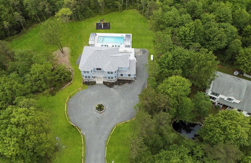 Pocono Pines House | NewBuild 6 EnsuiteBdrms/7Ba Private Out/Indoor Pool&Spa/Sauna/Game Floor/EV Chrg