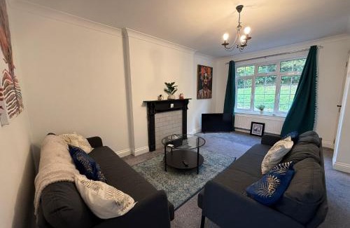 Swindon House | Newbury House Long Stays Free Parking and Wifi