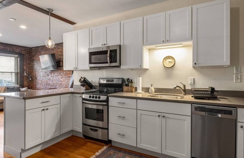 Newburyport Apartment | Newburyport Flat Downtown Living King Bed