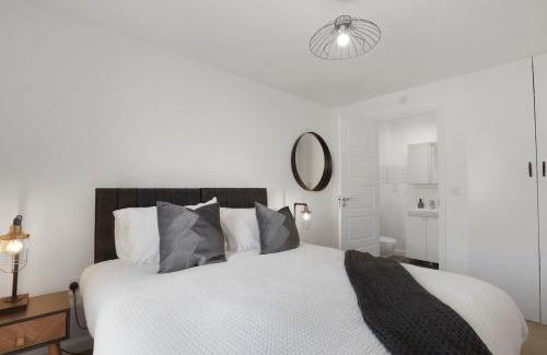 Newcastle-upon-Tyne House | Newcastle Spacious 3-bedroom Semi-detached House with Parking, Sleeps 8, by URBAN PINNACLE STAYS