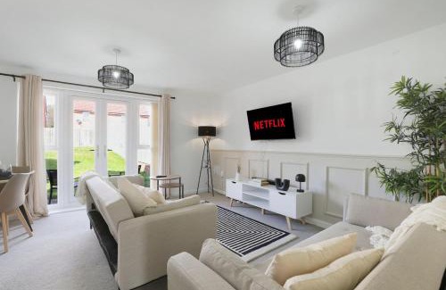 Newcastle-upon-Tyne House | Newcastle Spacious 3-bedroom Semi-detached House with Parking, Sleeps 8, by URBAN PINNACLE STAYS