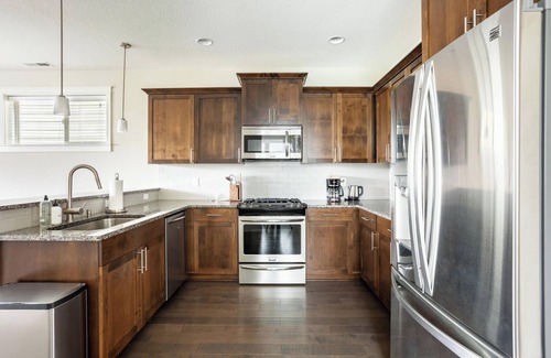 Oak Hills House | Newer 4 bedroom home. Close to Nike, Intel, hospitals & shopping.
