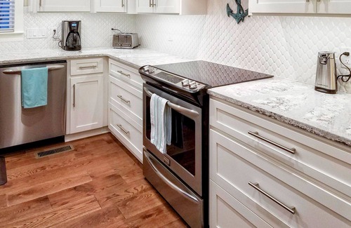 Saint Simons Island Cottage | Newer Construction - Short Walk to Beach - Hot Tub/Large Pool - 16' x 32'