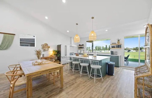 Moses Lake House | NEWER Home-HotTub 3 bd. Golf Course-Lake View!