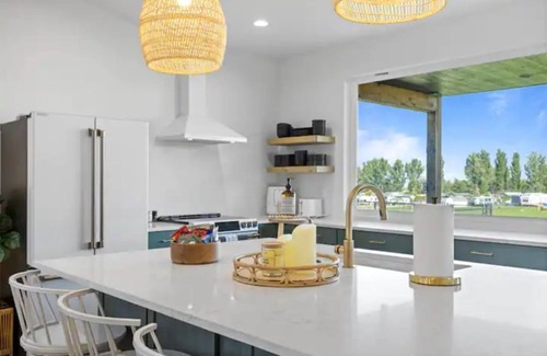 Moses Lake House | NEWER Home-HotTub 3 bd. Golf Course-Lake View!