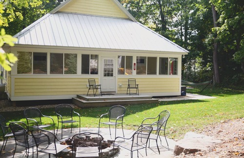 South Haven House | NEWER SOUTH HAVEN BUNGALOW ON A QUIET CUL-DE-SAC STREET, NEAR THE BEACH