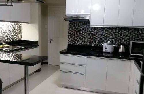 Ermita Night District Condo | NEWER UPGRADED 2 BEDROOM FULLY FURNISHED with wifi