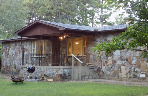 Bull Shoals Cottage | Newlands Peaceful Escape on the White River close to the bank and boat dock.