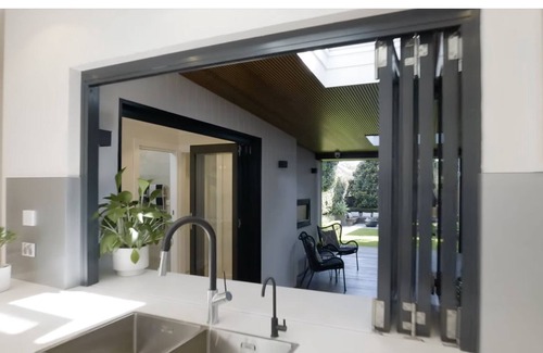 Croydon House | Newley renovated 3 Bedroom Abode w/ outdoor fire pit, bar and