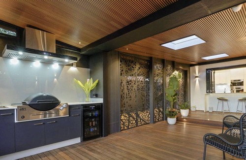 Croydon House | Newley renovated 3 Bedroom Abode w/ outdoor fire pit, bar and