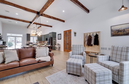 Jim Thorpe House | Newly Built Barndominium w/Golf Sim, Hot Tub, Firepit, Minutes to Jim Thorpe!
