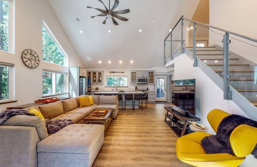 Alta House | Newly-built duplex in Sierra Mountains, hot tub
